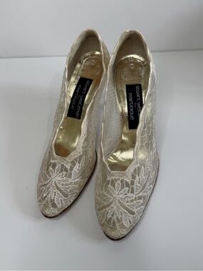 Stuart Weitzman Lace Pointed Toe Pumps in Ivory and Gold Size 7
